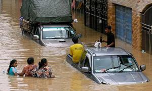 Велика вода у Таїланді добралась уже й до столиці