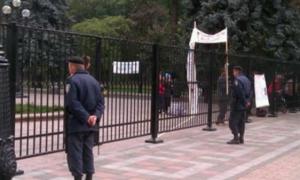 Чорнобильці поламали паркан під Радою і домовилися про новий мітинг