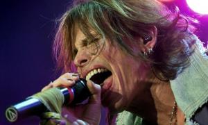 Соліст Aerosmith, гримнувшись у ванній, повибивав собі зуби