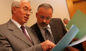 Азаров і Табачник розсмішили вчителів розмовами про зарплату