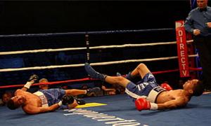 Боксери одночасно відправили один одного в нокдаун