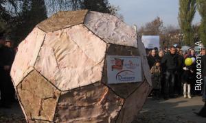 В Луцьку  виготовили футбольний м’яч із 420 кг сала