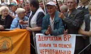 Кілька сотень чорнобильців зібралися під парламентом, щоб відстоювати свої права