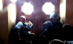 Чорнобильці зламали паркан і прорвалися до входу в Раду