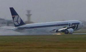 Польський «Боїнг» здійснив аварійну посадку без шасі