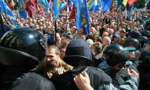 Чорнобильці розповіли, що «беркутівці» під Радою били кийками дідусів і бабусь