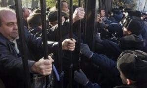 Мітингувальники знову зламали паркан під Радою і знешкодили «беркутівця»