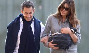 Карла Бруні і Ніколя Саркозі прогулялися з дочкою та фотографами