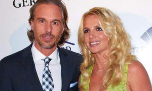 Брітні Спірз вибралася в театр у міні і дірявих колготках