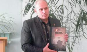 Науковці видали збірник про визначні родини Луцька і передали в музей середньовічний горщик