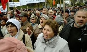 Чорнобильці зібралися під Кабміном, щоб «вибити» підвищення пенсій