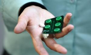 Азаров хоче забезпечити ринок ліків вітчизняними препаратами на 60-70%