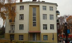 Мешканці багатоповерхівки просять доремонтувати фасад