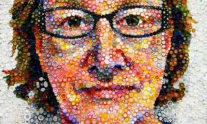 Американка створює картини з кришок від пляшок