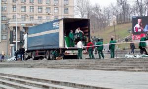 На Майдані почали встановлювати новорічну ялинку