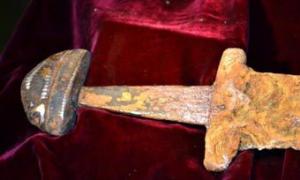 Рибалка витяг з Дніпра меч, що міг належати князю Святославу