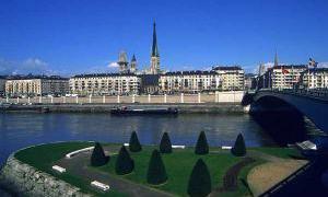 Французький Руан приваблює туристів... дорожніми знаками