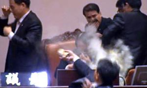 У парламенті Південної Кореї опозиціонер пустив сльозогінний газ