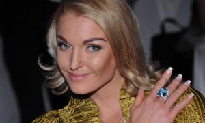 Епатажна Анастасія Волочкова знову дивуватиме Київ