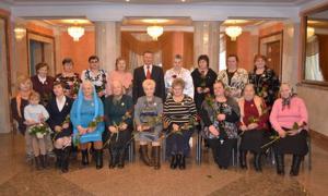 19 лучанок отримали посвідчення і медалі «Мати-героїня»