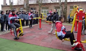 Луцькій школі-інтернату благодійники подарували спортивний майданчик