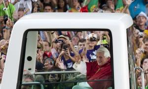 Папу Римського звинуватили в порушенні правил дорожнього руху