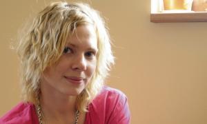 Луцька художниця любить працювати з битим склом