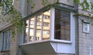 Янукович ветував закон про податок на засклені балкони