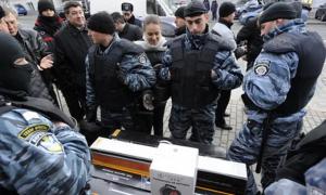 Кияни принесли голодуючим чорнобильцям ковдри, а «беркутівці» забрали у них обігрівачі