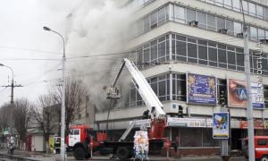 У Луцьку палав ЦУМ. Пожежники не могли впоратися з вогнем