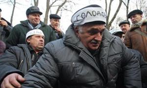 Чорнобильці під Кабміном припиняють голодування, тому що їх ніхто не почув