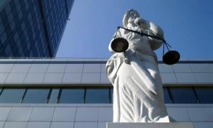 Біля Апеляційного суду зібралися майже 2 тисячі людей і автобуси з «Беркутом»
