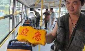 Китайці укомплектували автобуси цеглинами