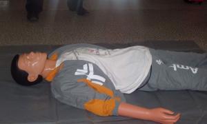 Луцькі медики відпрацьовують реанімацію на французькому манекені-тренажері 