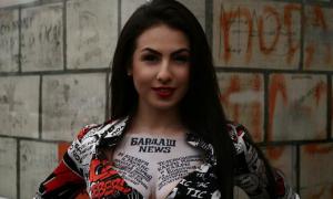 Юлія Бардаш написала на своїх грудях усе про російську революцію 