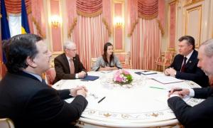 Янукович зустрівся з головою Єврокомісії та очільником Європейської Ради