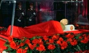 Тіло Кім Чен Іра показали в скляній труні