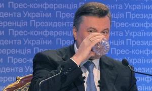 Янукович п’є мінералку вартістю 300 гривень за 0,33 л
