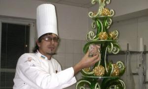 Ужгородський кондитер створив ялинку з карамелі