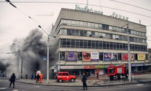 Підприємці з ЦУМу розпродують пропахлий димом товар і переселяються в інші місця