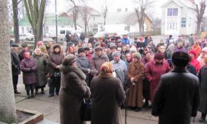 «Чорнобильці» у Маневичах вимагають виплати грошей, інакше підуть на владу з вилами