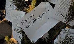 Донецькі чорнобильці прикрасили ялинку «побажаннями» Януковичу