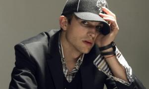 Ештон Катчер проводить свята з новою подружкою