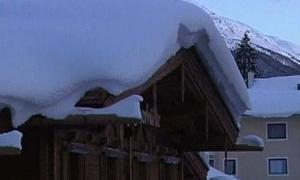 Австрійські гірськолижні курорти вибираються зі снігового полону