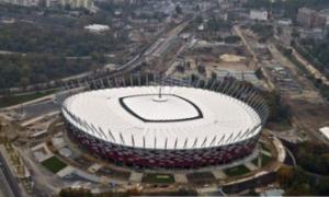 На стадіоні у Варшаві не можуть справитися з дахом