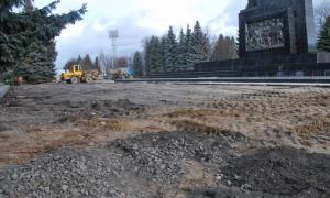 На Меморіалі в Луцьку знімають залізобетонні плити