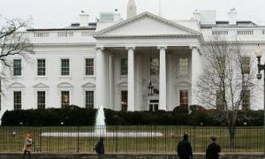 Протестувальники атакували Білий дім димовою шашкою