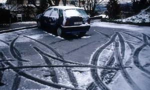 Державтоінспекція Волині просить водіїв бути особливо уважними на слизьких дорогах