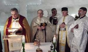 У румунських горах збудували крижану церкву