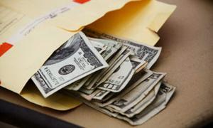 Київський чиновник узяв $5 тисяч хабара за дозвіл на встановлення кіосків